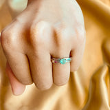 Anillo de compromiso con esmeralda natural y 4 diamantes laterales en oro blanco de 18 kilates