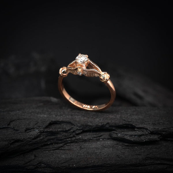 Anillo de compromiso con diamante natural central de .20ct + 2 diamantes laterales elaborado en oro rosa de 14 kilates