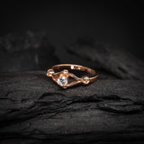 Anillo de compromiso con diamante natural central de .20ct + 2 diamantes naturales laterales elaborado en oro rosa de 14 kilates