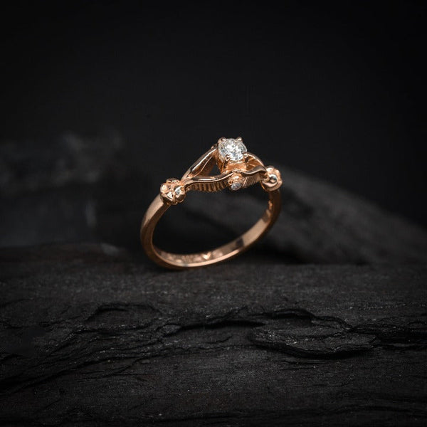 Anillo de compromiso con moissanita de .20ct con certificado GRA elaborado en oro rosa de 14 kilates
