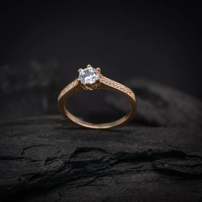 Anillo de compromiso con diamante natural de .50ct con certificación GIA y 18 diamantes laterales elaborado en oro rosa de 14 kilates