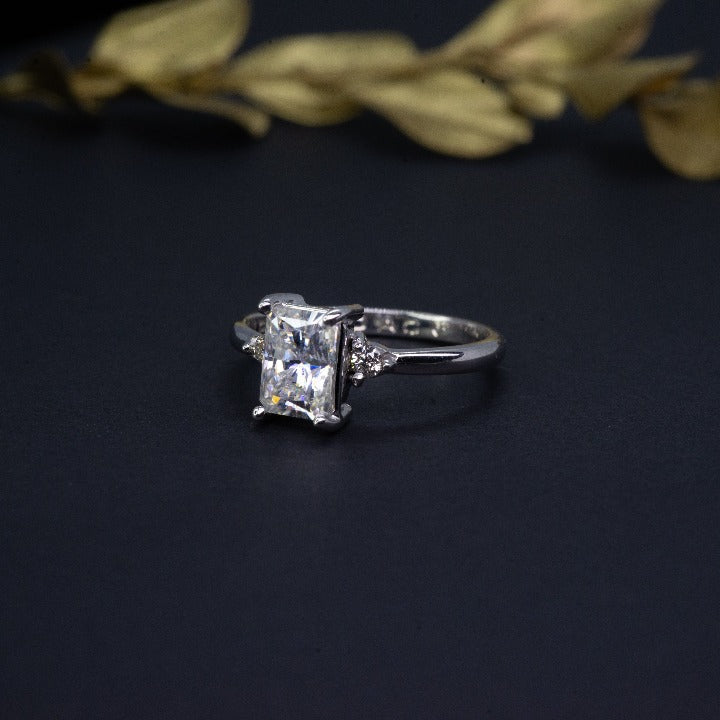 Anillo de compromiso con diamante natural de .80ct con certificación GIA y 2 diamantes laterales elaborado en oro blanco de 14 kilates