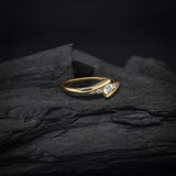 Anillo de compromiso con diamante natural de .20ct y 2 diamantes laterales elaborado en oro amarillo de 14 kilates