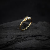 Anillo de compromiso con moissanita de .20ct y 2 diamantes laterales elaborado en oro amarillo de 14 kilates