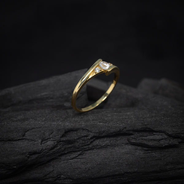 Anillo de compromiso con moissanita de .20ct con certificado GRA y 2 diamantes naturales laterales elaborado en oro amarillo de 14 kilates