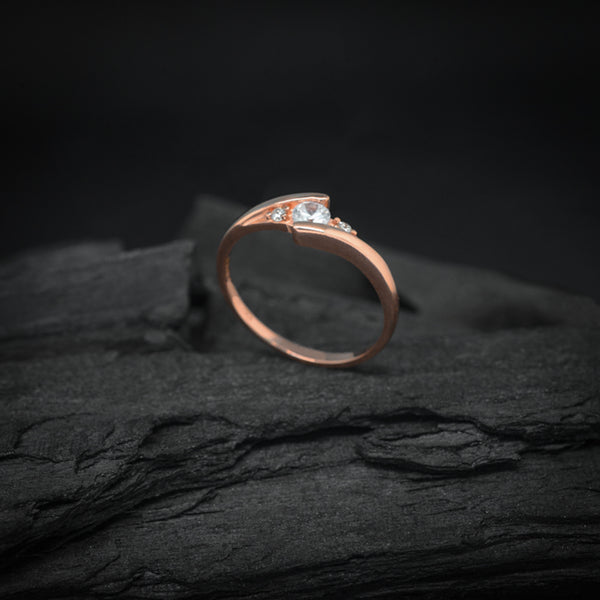 Anillo de compromiso con diamante natural central de .20ct y 2 diamantes naturales laterales elaborado en oro rosa de 14 kilates
