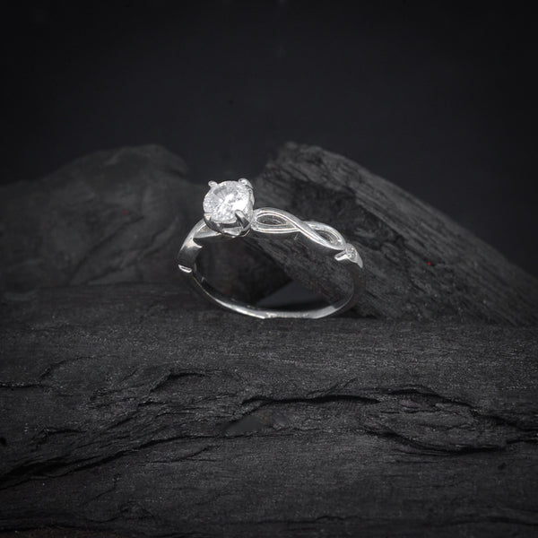 Anillo de compromiso con cristales elaborado en oro blanco de 14 kilates