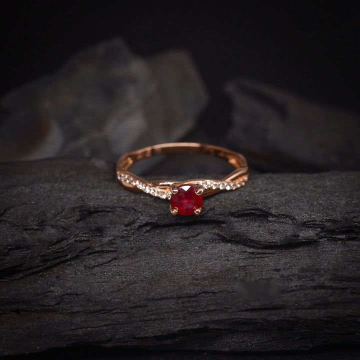 Anillo de compromiso con rubí natural y 18 diamantes naturales laterales elaborado en oro rosa de 14 kilates