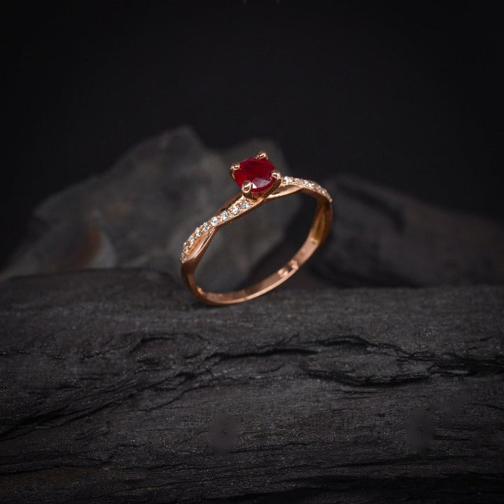 Anillo de compromiso con rubí natural y 18 diamantes naturales laterales elaborado en oro rosa de 14 kilates