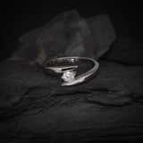 Anillo de compromiso con moissanita de .20ct con certificado GRA realizado en oro blanco de 14 kilates