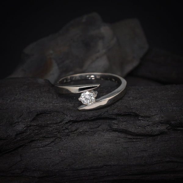 Anillo de compromiso con moissanita de .20ct con certificado GRA realizado en oro blanco de 14 kilates