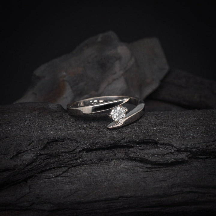 Anillo de compromiso con moissanita de .20ct con certificado GRA realizado en oro blanco de 14 kilates