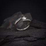 Anillo de compromiso con moissanita de .20ct con certificado GRA realizado en oro blanco de 14 kilates
