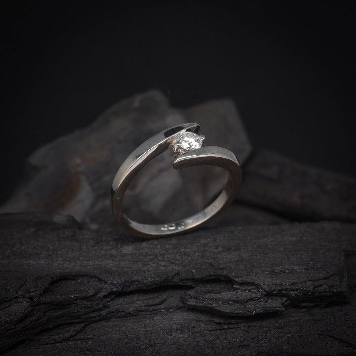 Anillo de compromiso con moissanita de .20ct con certificado GRA realizado en oro blanco de 14 kilates