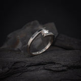 Anillo de compromiso con moissanita de .20ct con certificado GRA realizado en oro blanco de 14 kilates