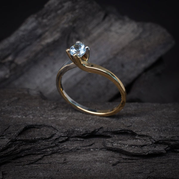 Anillo de compromiso con topacio natural realizado en oro combinado de 14 kilates