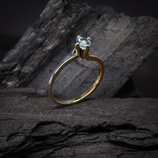 Anillo de compromiso con topacio natural realizado en oro combinado de 14 kilates