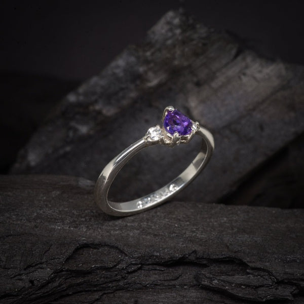 Anillo de compromiso con amatista natural y 2 diamantes laterales elaborado en oro blanco de 14 kilates