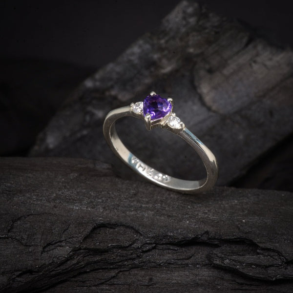 Anillo de compromiso con amatista natural y 2 diamantes laterales elaborado en oro blanco de 14 kilates