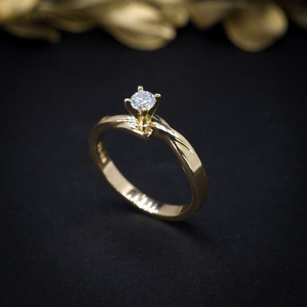 Anillo de compromiso con diamante natural de .20ct elaborado en oro amarillo de 14 kilates
