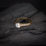 Anillo de compromiso con moissanita de 1 quilate con certificado GRA y cristales laterales elaborado en oro amarillo de 14 kilates
