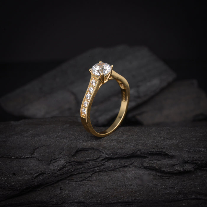 Anillo de compromiso con moissanita de 1 quilate con certificado GRA y cristales laterales elaborado en oro amarillo de 14 kilates