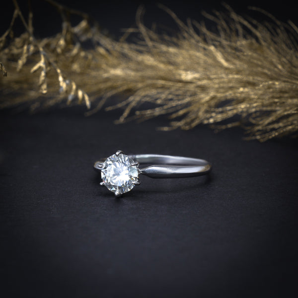 Anillo de compromiso con diamante natural central de 1.0ct con certificación GIA elaborado en oro blanco de 18 kilates