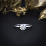 Anillo de compromiso con diamante natural central de .80ct con certificación GIA elaborado en oro blanco de 14 kilates