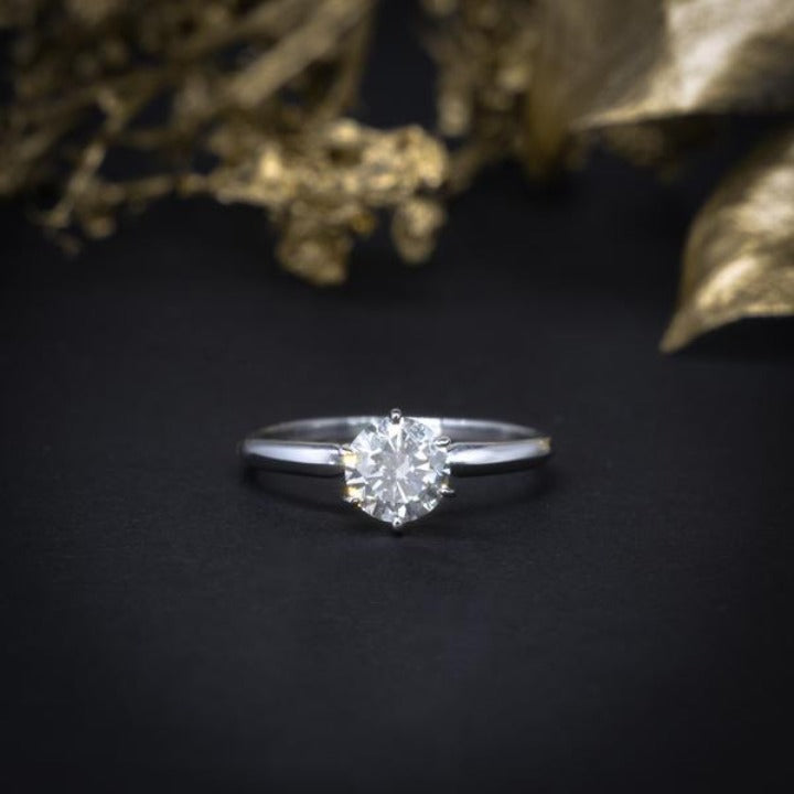 Anillo de compromiso con moissanita .50ct certificado GRA elaborado en oro blanco de 14 kilates