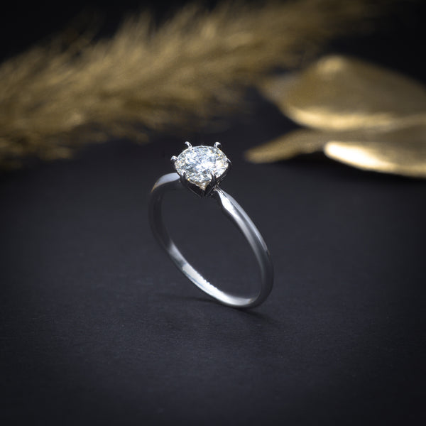 Anillo de compromiso con diamante natural central de 1.0ct elaborado en oro blanco de 18 kilates