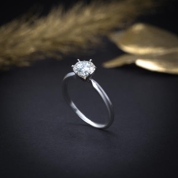 Anillo de compromiso con moissanita .50ct certificado GRA elaborado en oro blanco de 14 kilates