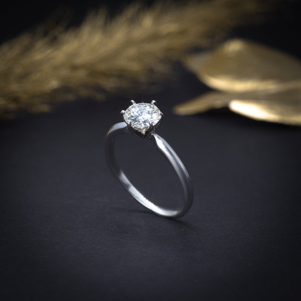 Anillo de compromiso con diamante natural central de .80ct con certificación GIA elaborado en oro blanco de 18 kilates