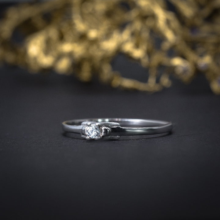 Anillo de compromiso con diamante de .05ct elaborado en oro blanco de 14 kilates