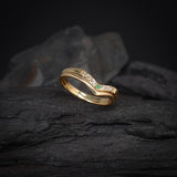 Par de argollas de matrimonio macizas de 2mm con esmeralda natural y 6 diamantes laterales elaboradas en oro amarillo de 14 kilates
