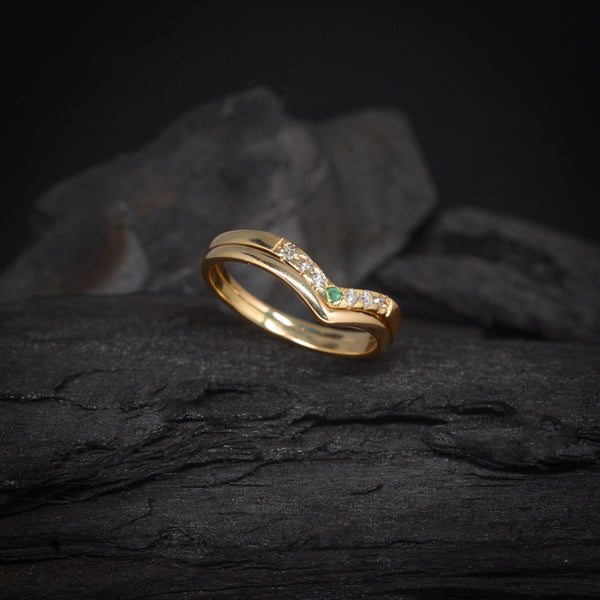 Par de argollas de matrimonio macizas de 2mm con esmeralda natural y 6 diamantes naturales laterales elaboradas en oro amarillo de 14 kilates