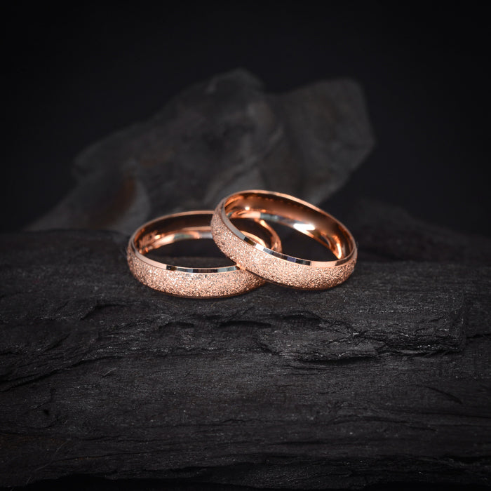 Par de argollas de matrimonio de 4mm clásicas elaboradas en oro rosa de 10 kilates