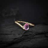 Anillo de compromiso con zafiro rosa natural corte gota y 12 diamantes elaborado en oro amarillo de 14 kilates