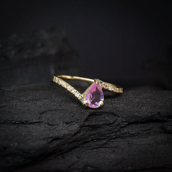 Anillo de compromiso con zafiro rosa natural corte gota y 12 diamantes elaborado en oro amarillo de 14 kilates