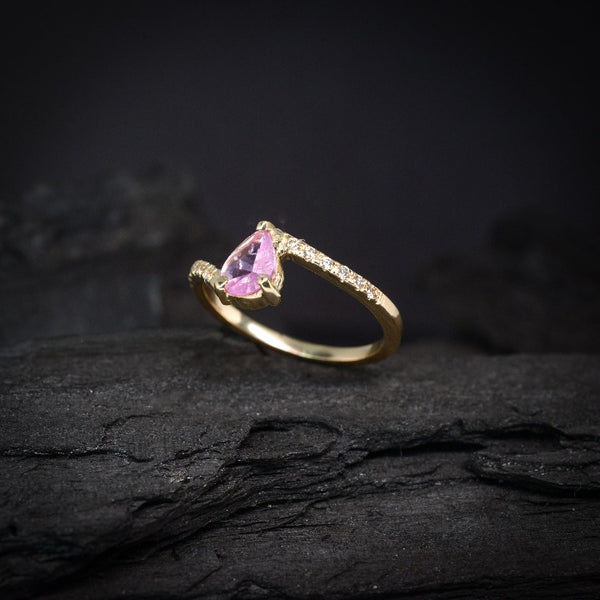 Anillo de compromiso con zafiro rosa natural corte gota y 12 diamantes elaborado en oro amarillo de 14 kilates