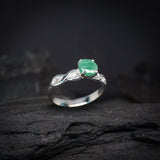 Anillo con esmeralda natural  y 4 diamantes laterales elaborado en oro blanco de 14 kilates