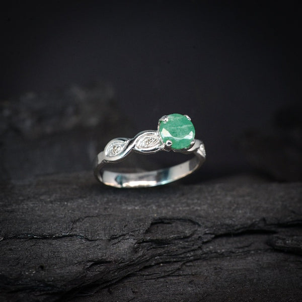 Anillo con esmeralda natural  y 4 diamantes laterales elaborado en oro blanco de 14 kilates