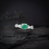 Anillo con esmeralda natural  y 4 diamantes laterales elaborado en oro blanco de 14 kilates