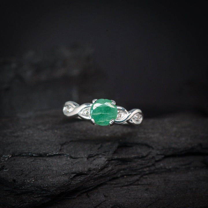 Anillo con esmeralda natural  y 4 diamantes laterales elaborado en oro blanco de 14 kilates