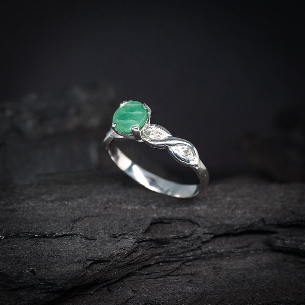 Anillo con esmeralda natural  y 4 diamantes laterales elaborado en oro blanco de 14 kilates