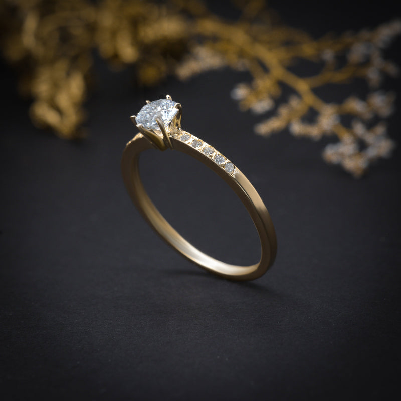 Anillo de compromiso con diamante natural de .40ct con certificación GIA y 10 diamantes laterales elaborado en oro amarillo de 18 kilates