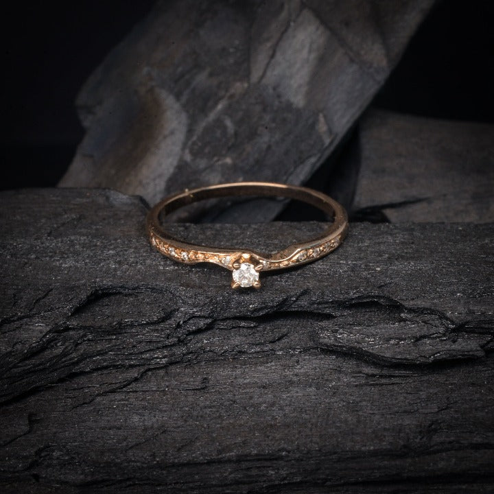 Anillo de compromiso con diamante natural de .05ct y 10 diamantes laterales elaborado en oro rosa de 14 kilates