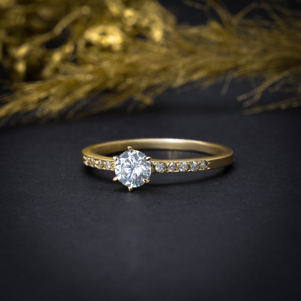 Anillo de compromiso con diamante natural central de .40ct con certificación GIA y 10 diamantes naturales laterales elaborado en oro amarillo de 14 kilates