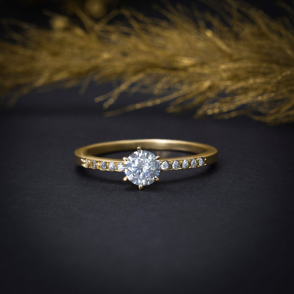 Anillo de compromiso con diamante natural central de .40ct con certificación GIA y 10 diamantes naturales laterales elaborado en oro amarillo de 18 kilates
