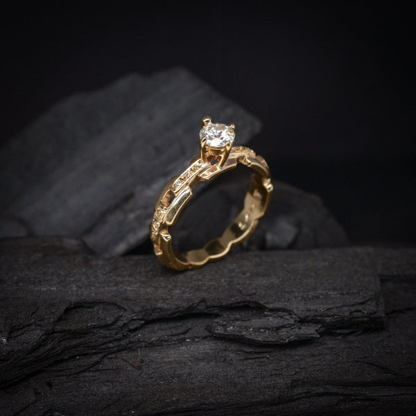 Anillo de compromiso con moissanita de .50ct con certificado GRA y 18 diamantes laterales elaborado en oro amarillo de 14 kilates
