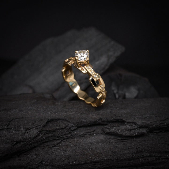 Anillo de compromiso con diamante natural central de .50ct con certificación GIA y 18 diamantes laterales elaborado en oro amarillo de 14 kilates
